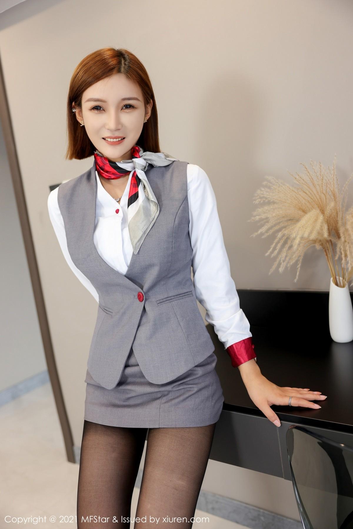 王蜜职场OL制服脱衬衣露性感内衣黑丝裤袜绝美写真51P 2