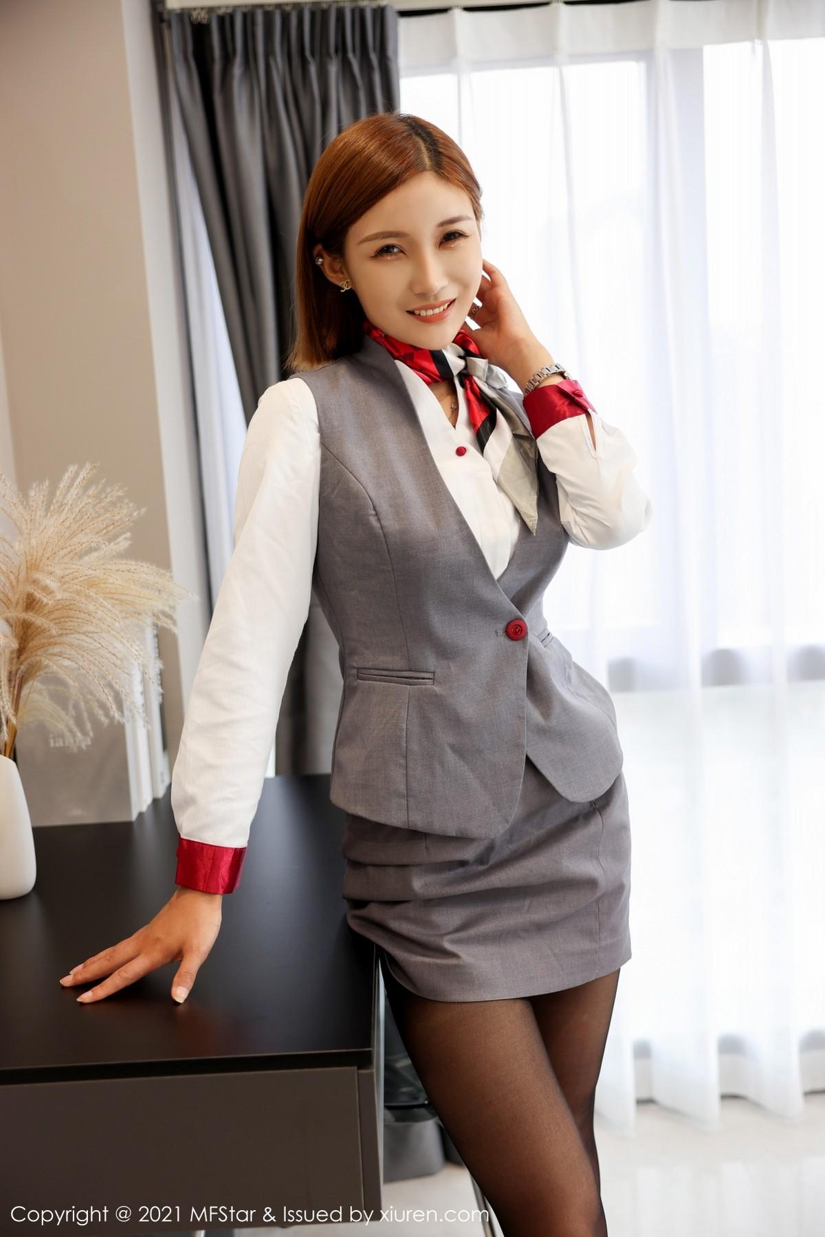 王蜜职场OL制服脱衬衣露性感内衣黑丝裤袜绝美写真51P 3