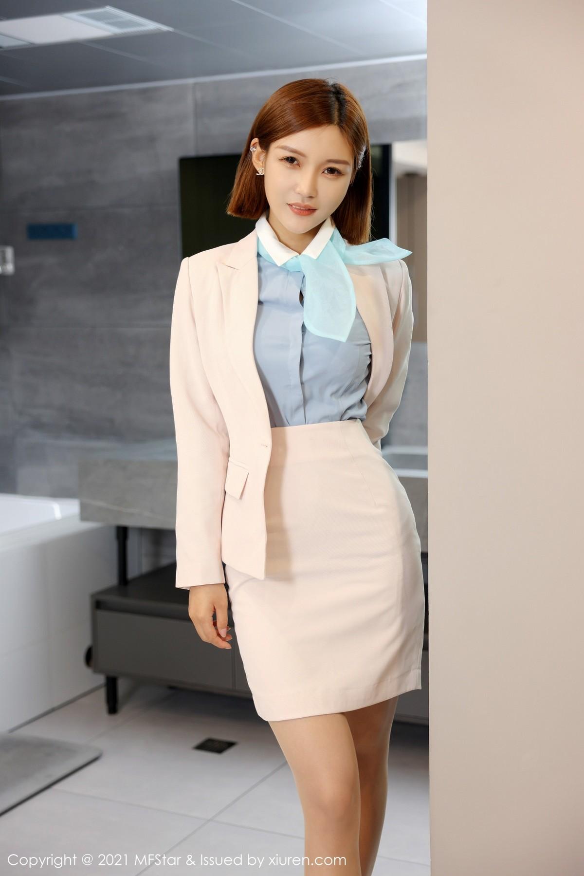 王蜜职场OL制服主题私房浴室半脱秀翘臀美腿绝美写真42P